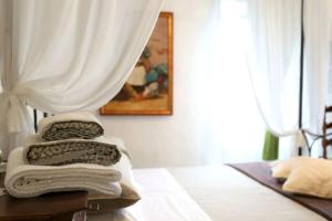 a pile of towels sitting on top of a bed at Ca' di Ro in Camogli