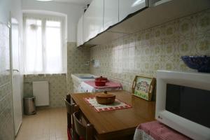 a small kitchen with a table and a television at Ca' di Ro in Camogli