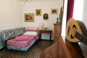 a living room with a couch and a table at Ca' di Ro in Camogli