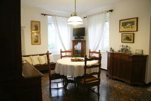 a living room with a table and a couch at Ca' di Ro in Camogli
