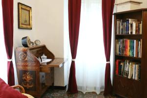 a room with a book shelf and a desk and a window at Ca' di Ro in Camogli
