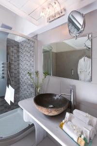 Um banheiro em Tharroe of Mykonos Boutique Hotel