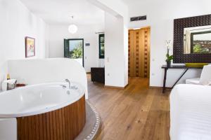 Cama ou camas em um quarto em Tharroe of Mykonos Boutique Hotel