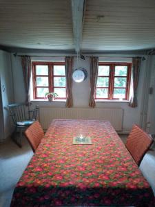 una habitación con una mesa con un mantel. en Feriehus stråtækt bindingsværksidyl, en Maribo