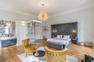 a hotel room with a bed and a bathroom at Mid City Apartments in Cluj-Napoca