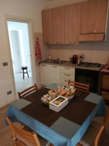 una cocina con una mesa y una bandeja de comida. en Casa Viola, en SantʼAntonio Tortal