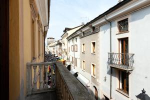 - Balcón con vistas a un callejón en Maison Isabella - Appartamento nel cuore di Aosta, en Aosta