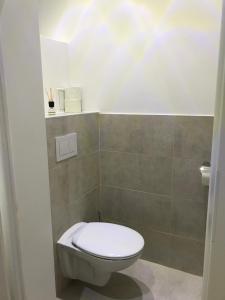 ein Bad mit einem weißen WC in einem Zimmer in der Unterkunft Imperial Apartments Schönbrunn - Jadengasse in Wien