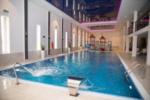 a large swimming pool in a hotel lobby at Hotel Zamek Gniew in Gniew