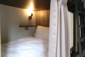Postel nebo postele na pokoji v ubytování Dan Hostel丹居青旅