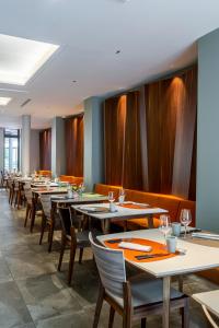 rzędu stołów i krzeseł w restauracji w obiekcie Hôtel & Restaurant Sodade w mieście Chaudes-Aigues