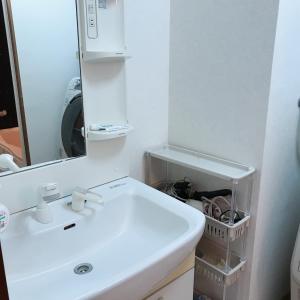 ein Badezimmer mit einem weißen Waschbecken und einem Spiegel in der Unterkunft 52.5㎡2LDK京都市内中心部四条烏丸.3 in Kyoto