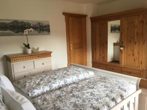 Rúm í herbergi á Apartment Hahnenkammblick