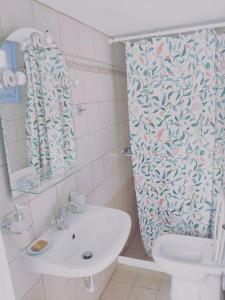 Phòng tắm tại Sifnos Twin Houses