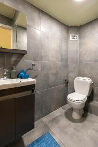 een badkamer met een toilet en een wastafel bij Athens Kyniska Studio in Athene