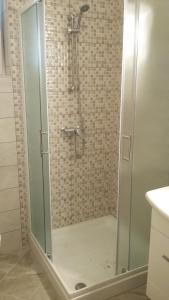 eine Dusche mit Glastür im Bad in der Unterkunft Apartmani Noemi Pula in Pula
