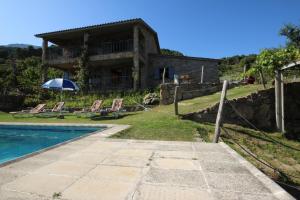 埃爾阿雷納爾的住宿－El Pinarejo，一座带游泳池和房子的别墅