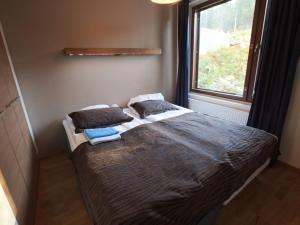 una camera da letto con un letto con due cuscini e una finestra di Holiday Home Ylläs chalets 3207 by Interhome a Ylläs
