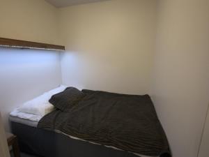 una camera con un letto su una parete bianca di Holiday Home Ylläs chalets 3207 by Interhome a Ylläs