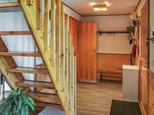 サーリセルカにあるHoliday Home Tunturikuksa by Interhomeの部屋と部屋の木製階段