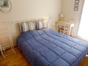 Un pat sau paturi într-o cameră la Apartment Jardins du Casino-2 by Interhome
