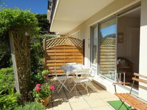 d'une terrasse avec une table et des chaises sur un balcon. dans l'établissement Apartment Jardins du Casino-2 by Interhome, à Cabourg