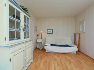 Cette chambre comprend un lit et une armoire blanche. dans l'établissement Apartment Jardins du Casino-2 by Interhome, à Cabourg