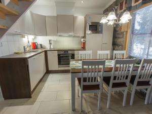 Kuchyň nebo kuchyňský kout v ubytování Holiday Home Sapara k 40 by Interhome