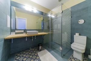 W łazience znajduje się toaleta i przeszklony prysznic. w obiekcie Partner Guest House Shota Rustaveli w Kijowie