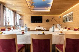 TV a/nebo společenská místnost v ubytování Hotel Rössle Berneck