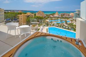 A piscina localizada em Hipotels Playa de Palma Palace&Spa ou nos arredores