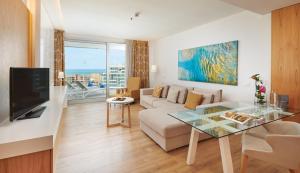 Uma TV ou centro de entretenimento em Hipotels Playa de Palma Palace&Spa