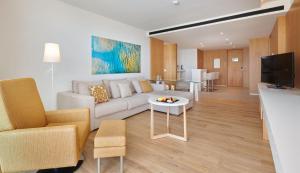 Uma TV ou centro de entretenimento em Hipotels Playa de Palma Palace&Spa