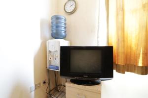 Uma TV ou centro de entretenimento em Dinda Apartment Tangerang at Apartment Modernland