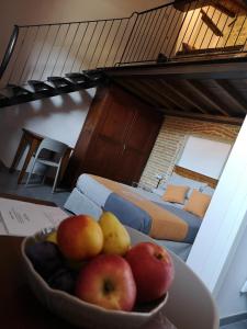 un tazón de manzanas sobre una mesa en una habitación en L'Ospitale dei Brilli, en Stia
