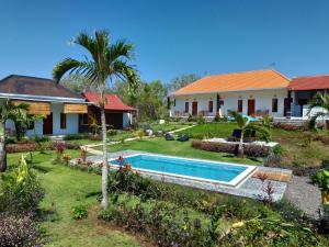 una casa con piscina en un patio en The Pande Hill Homestay, en Uluwatu