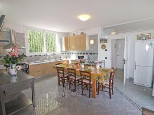 A kitchen or kitchenette at Villa La Rosa by Interhome