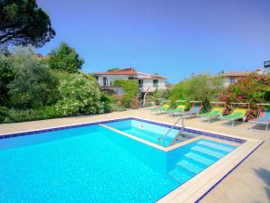 The swimming pool at or close to Villa La Rosa by Interhome