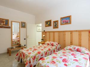 A bed or beds in a room at Villa La Rosa by Interhome