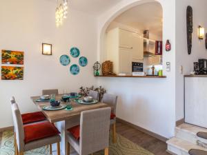 - une cuisine et une salle à manger avec une table et des chaises dans l'établissement Holiday Home Roberts by Interhome, à Albufeira