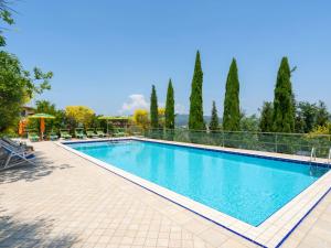 The swimming pool at or close to Villa La Rosa by Interhome