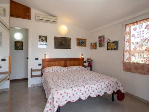 A bed or beds in a room at Villa La Rosa by Interhome