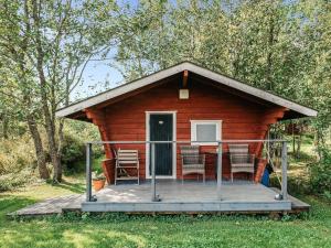 une cabane en rondins avec une table et des chaises sur une terrasse dans l'établissement Holiday Home C by Interhome, à Porvoo 17 autres photos