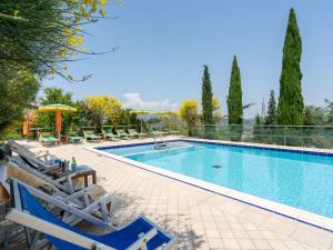 The swimming pool at or close to Villa La Rosa by Interhome