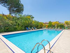 The swimming pool at or close to Villa La Rosa by Interhome