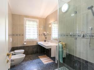 A bathroom at Villa La Rosa by Interhome