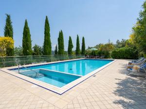 The swimming pool at or close to Villa La Rosa by Interhome
