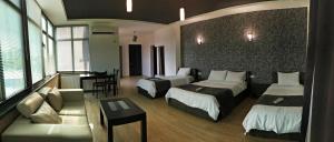 Postel nebo postele na pokoji v ubytování Continental Hotel