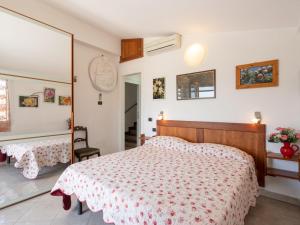 A bed or beds in a room at Villa La Rosa by Interhome
