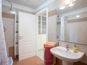 A bathroom at Villa La Rosa by Interhome